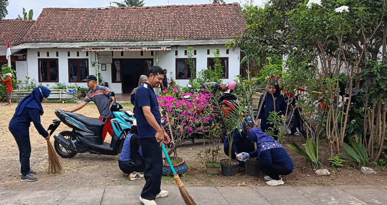 Read more about the article Kelurahan Gelangan Bersama Warga dan Pengurus Gereja Wesleyan Indonesia Gelanggang Gelar Kerja Bakti